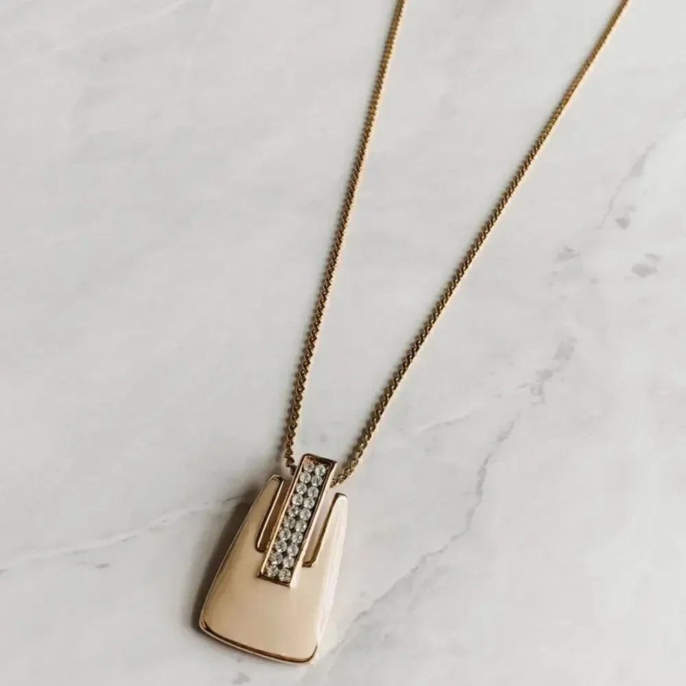 vintage goldtone necklace featuring a vintage rhinestone pendant 18